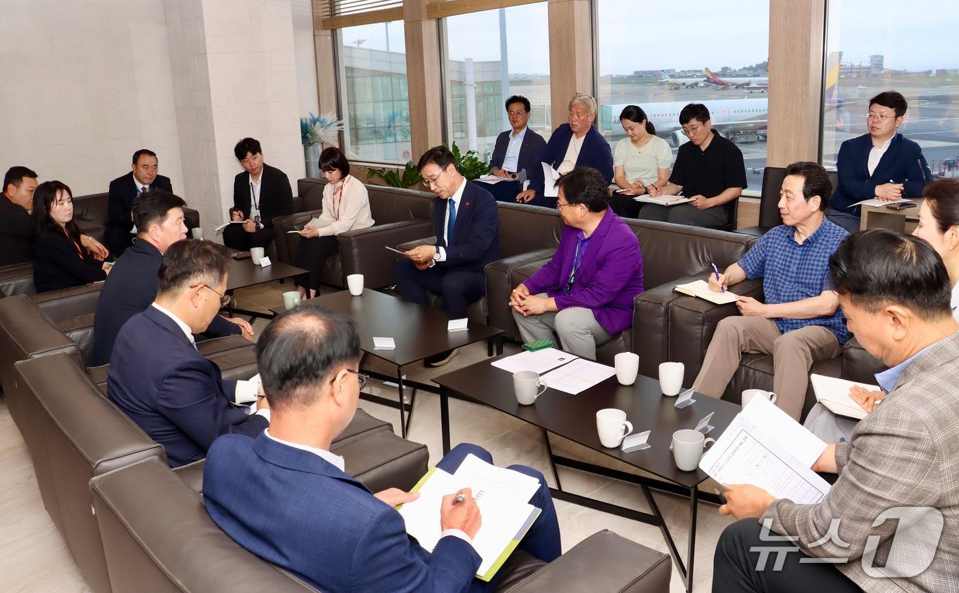 본문 이미지 - 19일 제주국제공항에서 위성곤 제주특별자치도지사 당선인 주재로 열린 현장 간담회.(제주도지사직 인수위원회 제공, 재판매 및 DB 금지)