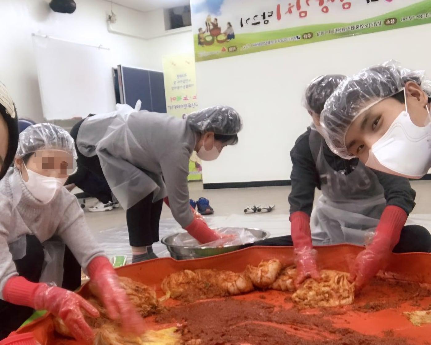 본문 이미지 - 이강씨가 대학 시절 김장 봉사 활동 당시 사진.(이강 씨 제공)