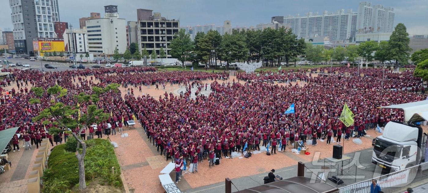 본문 이미지 - 민주노총 전국플랜트건설노조 울산지부 조합원들이 19일 오후 울산 남구 태화강역 광장에서 올해 임금협상과 원청교섭 쟁의행위 찬반투표에 앞서 구호를 외치고 있다. 2026.6.19 ⓒ 뉴스1 박정현 기자