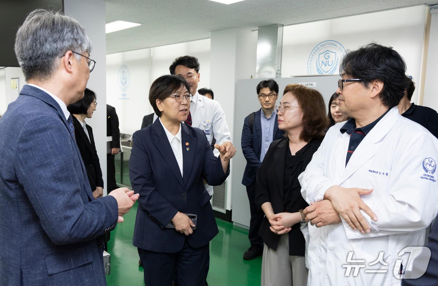 본문 이미지 - 정은경 보건복지부 장관은 19일 경남 진주의 경상국립대병원에서 '지역의사제 현장 타운홀 미팅'을 열어 제도 시행에 대한 의과대학의 준비 상황과 교육·수련 여건을 점검하는 한편 의학교육계와 전공의·의대생의 정책 제언을 들었다.(보건복지부 제공)