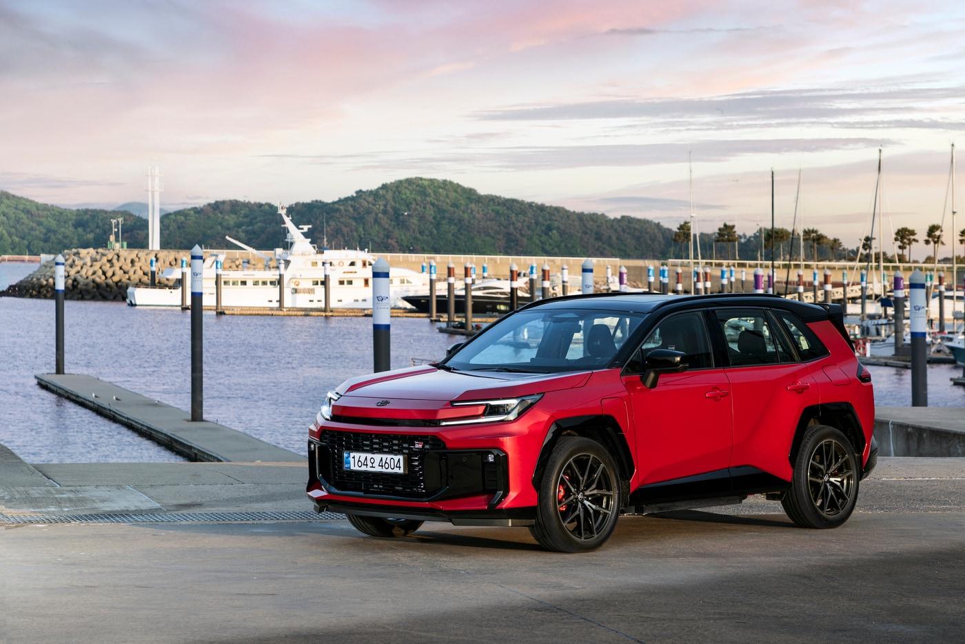 본문 이미지 - 인천 영종도에서 촬영된 도요타 '올 뉴 RAV4' PHEV GR 스포츠 전·후면 모습(한국토요타자동차 제공). 2026.6.19.