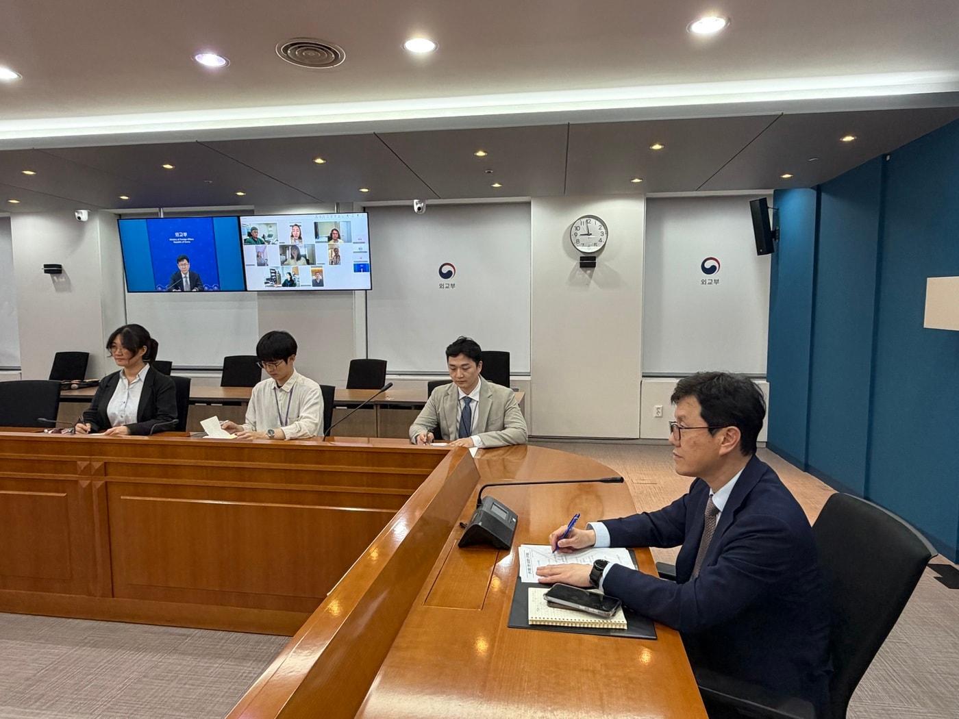 본문 이미지 - 외교부는 19일 호르무즈 해협 통항 관련 유관 공관과 화상회의를 개최했다고 밝혔다. (외교부 제공)