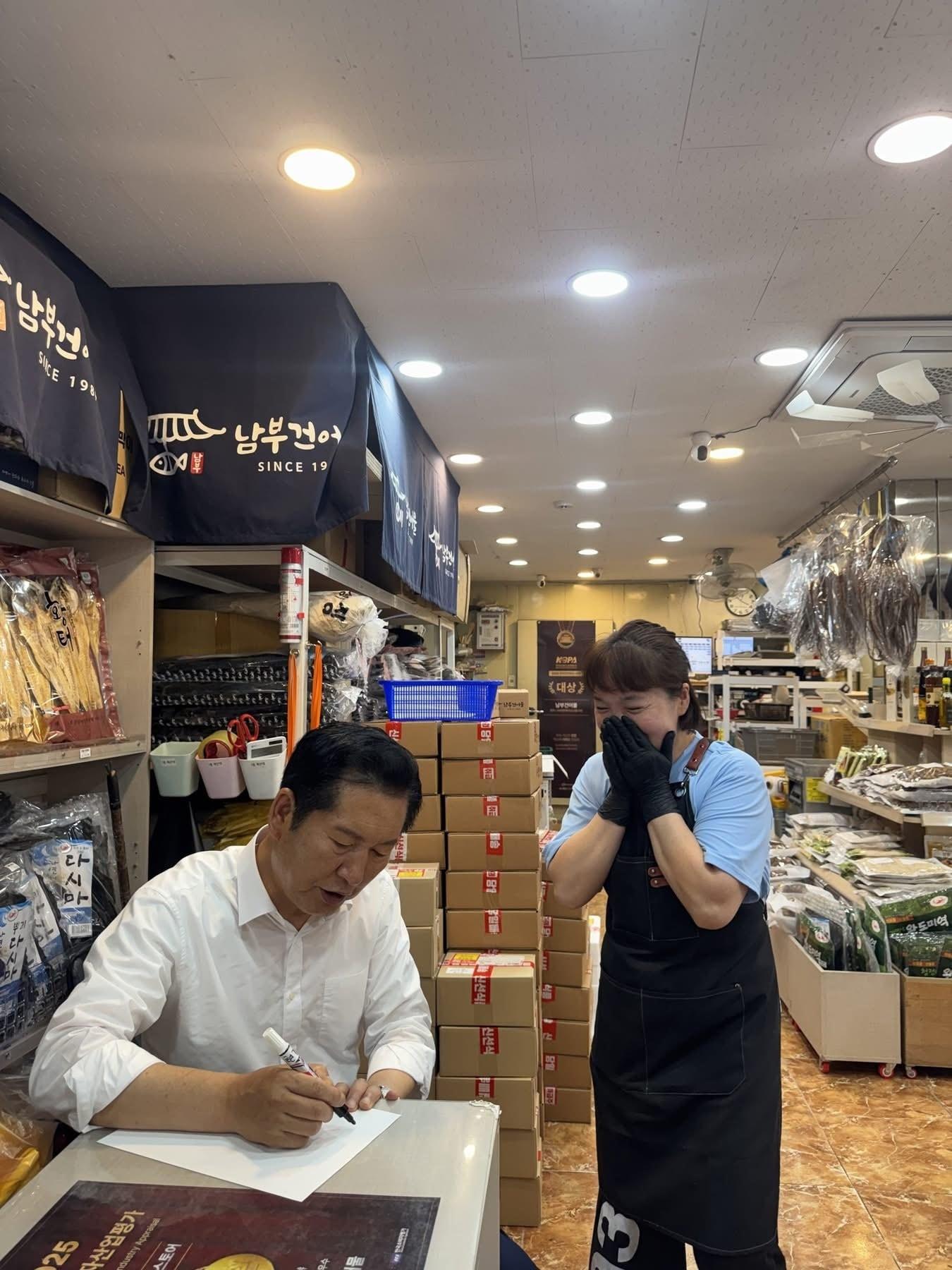 본문 이미지 - 19일 전북 전주 남부시장을 방문한 정청래 더불어민주당 대표. (정 대표 페이스북 갈무리)