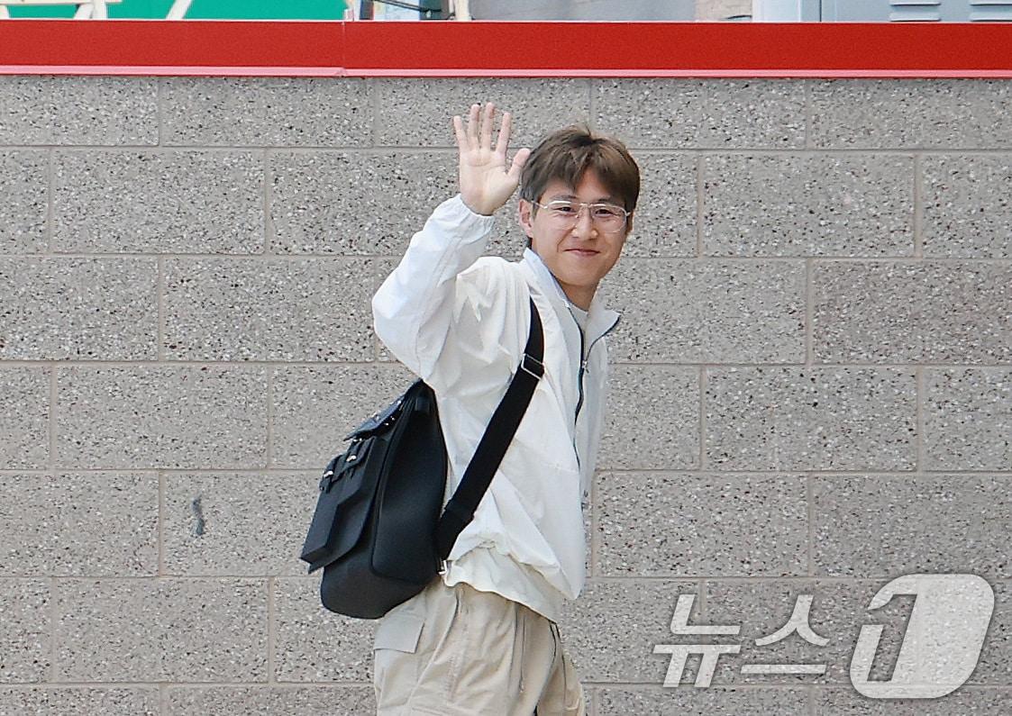 본문 이미지 - 대한민국 축구대표팀 이강인이 1일(현지시간) 미국 유타주 헤리먼에 위치한 자이언스뱅크 트레이닝센터에 도착해 손을 흔들고 있다. 2026.6.2 ⓒ 뉴스1 임세영 기자