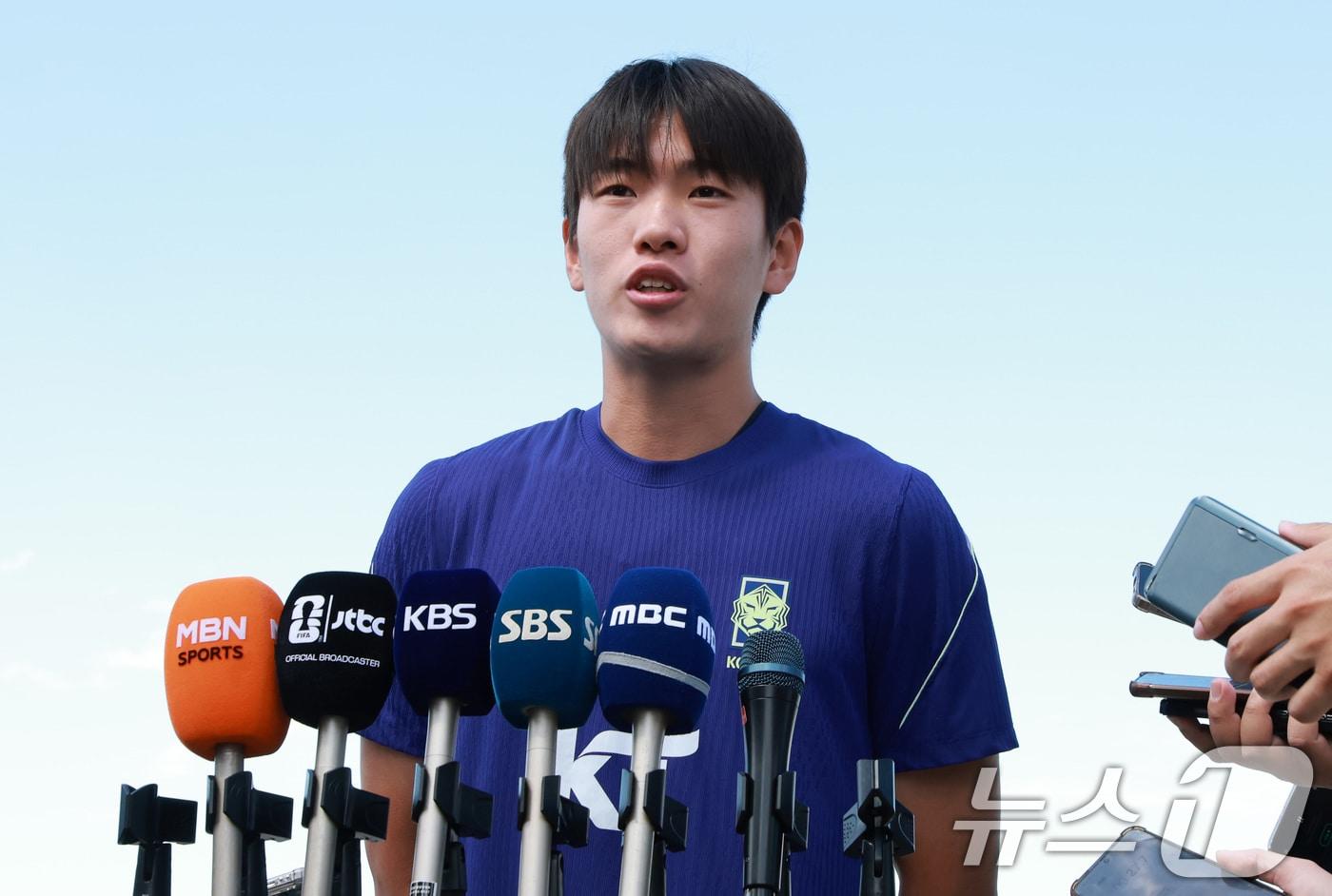 본문 이미지 - 대한민국 축구대표팀 조위제가 1일(현지시간) 미국 유타주 헤리먼에 위치한 자이언스뱅크 트레이닝센터에서 훈련에 앞서 인터뷰를 하고 있다. 조위제는 지난 30일 열린 대한민국과 트리니다드 토바고의 평가전에서 부상당한 조유민의 빈자리를 대체한다. 2026.6.2 ⓒ 뉴스1 임세영 기자