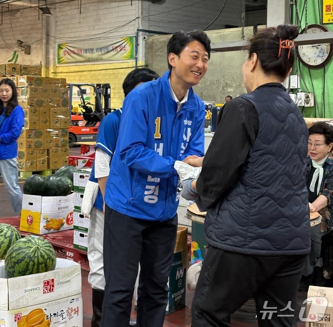 본문 이미지 - 서태경 후보가 엄궁 농산물경매 시장에서 상인들의 이야기를 듣고 있다.(서태경 후보 선거캠프 제공. 재판매 및 DB금지)