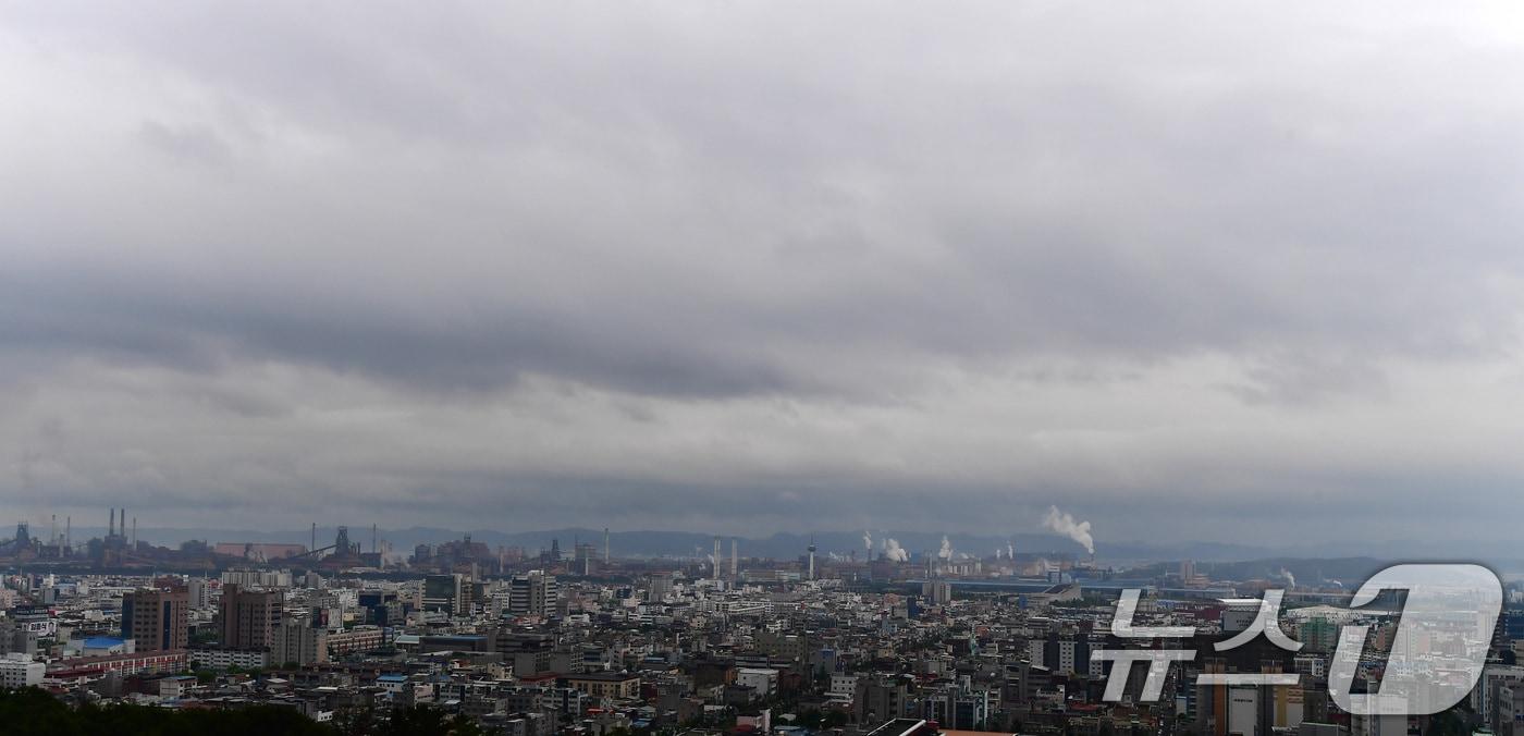 본문 이미지 - 2일 오전 경북 포항시 전역이 짙은 비구름에 덮여있다. 2026.6.2 ⓒ 뉴스1 최창호 기자