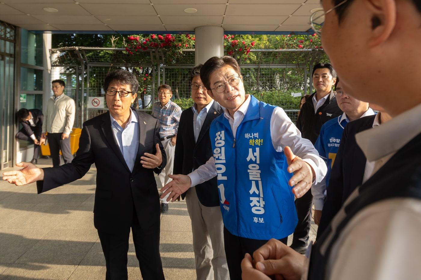 본문 이미지 - 정원오 더불어민주당 서울시장 후보가 2일 오전 서울 강서구 강서차량기지에서 직원들과 만나 대화하고 있다. 2026.06.02 (정원오 캠프 제공)