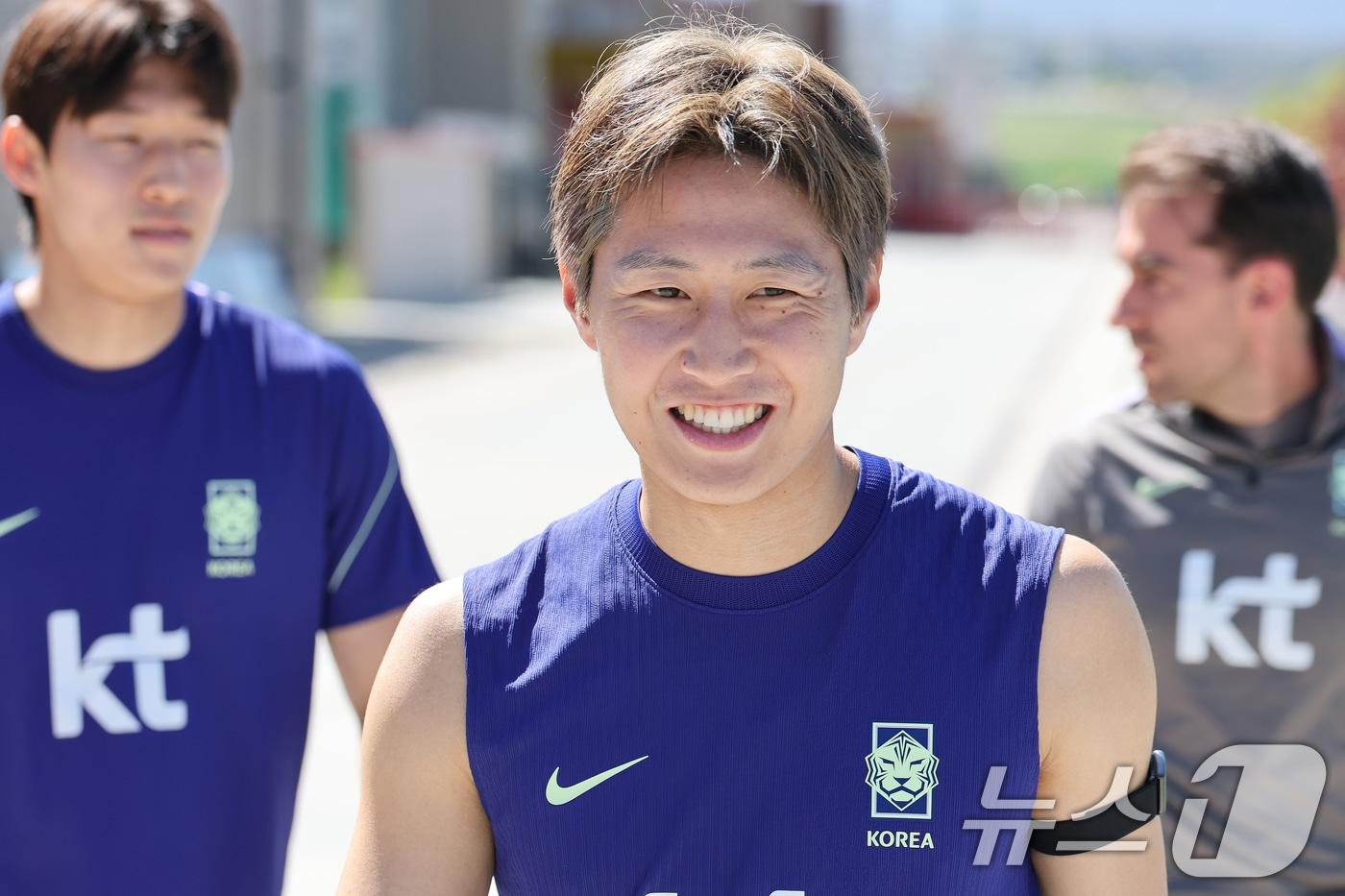 본문 이미지 - 대한민국 축구대표팀 이강인이 1일(현지시간) 미국 유타주 헤리먼에 위치한 자이언스뱅크 트레이닝센터에서 훈련을 나서고 있다. 2026.6.2 ⓒ 뉴스1 임세영 기자