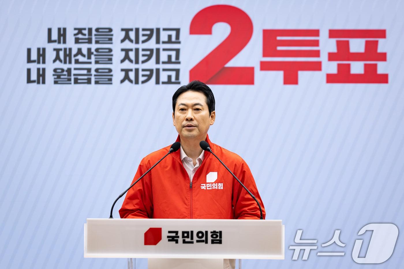 본문 이미지 - 장동혁 국민의힘 대표가 2일 서울 여의도 중앙당사에서 6·3 지방선거 및 국회의원 재보궐 선거 본투표를 하루 앞두고 대국민 투표 참여 호소 담화문을 발표하고 있다. ⓒ 뉴스1 유승관 기자