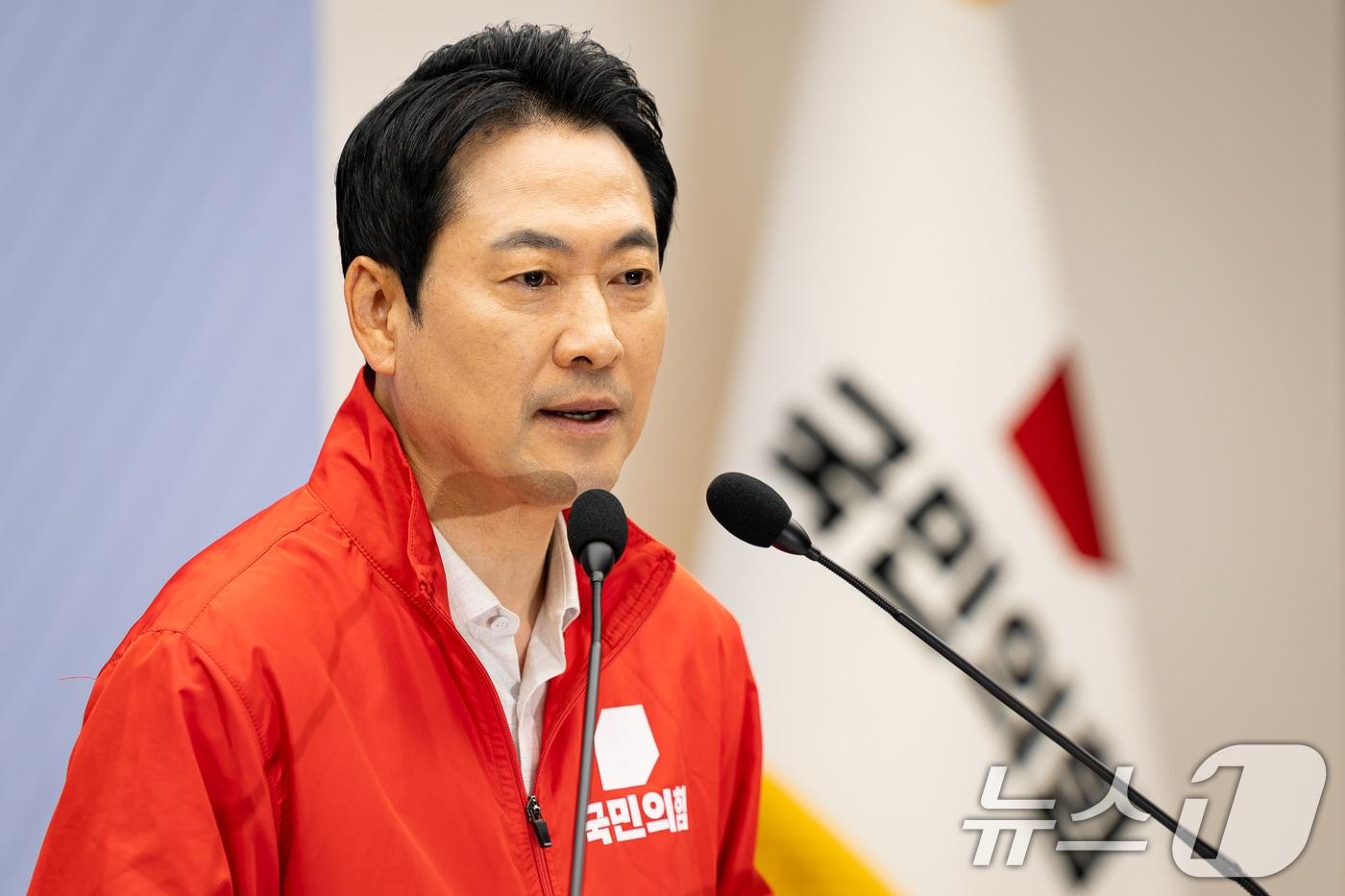 본문 이미지 - 장동혁 국민의힘 대표가 2일 서울 여의도 중앙당사에서 6·3 지방선거 및 국회의원 재보궐 선거 본투표를 하루 앞두고 대국민 투표 참여 호소 담화문을 발표하고 있다. 2026.6.2 ⓒ 뉴스1 유승관 기자