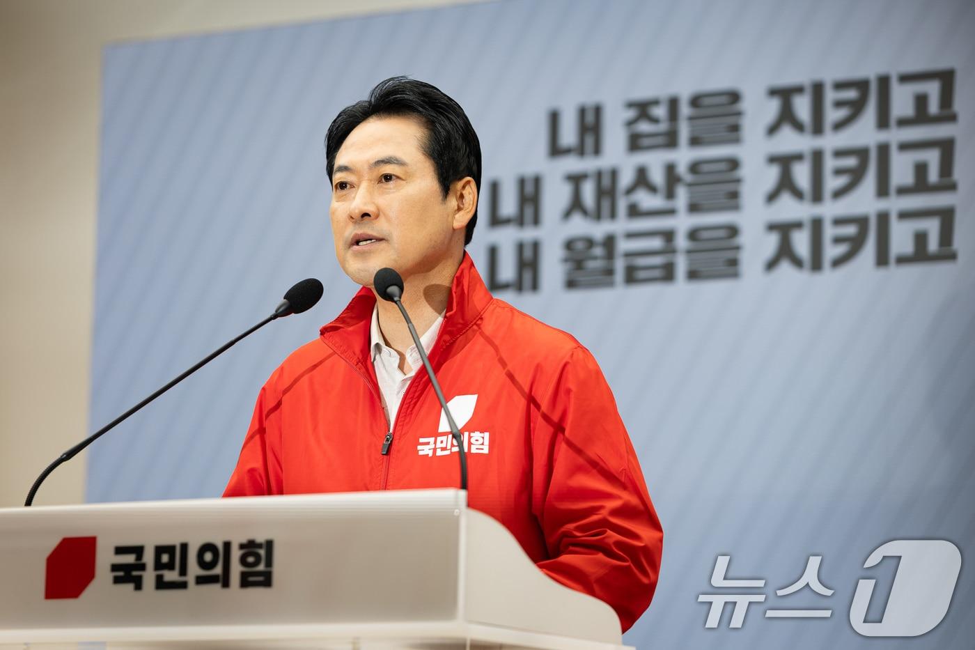 본문 이미지 - 장동혁 국민의힘 대표가 2일 서울 여의도 중앙당사에서 6·3 지방선거 및 국회의원 재보궐 선거 본투표를 하루 앞두고 대국민 투표 참여 호소 담화문을 발표하고 있다. 2026.6.2 ⓒ 뉴스1 유승관 기자