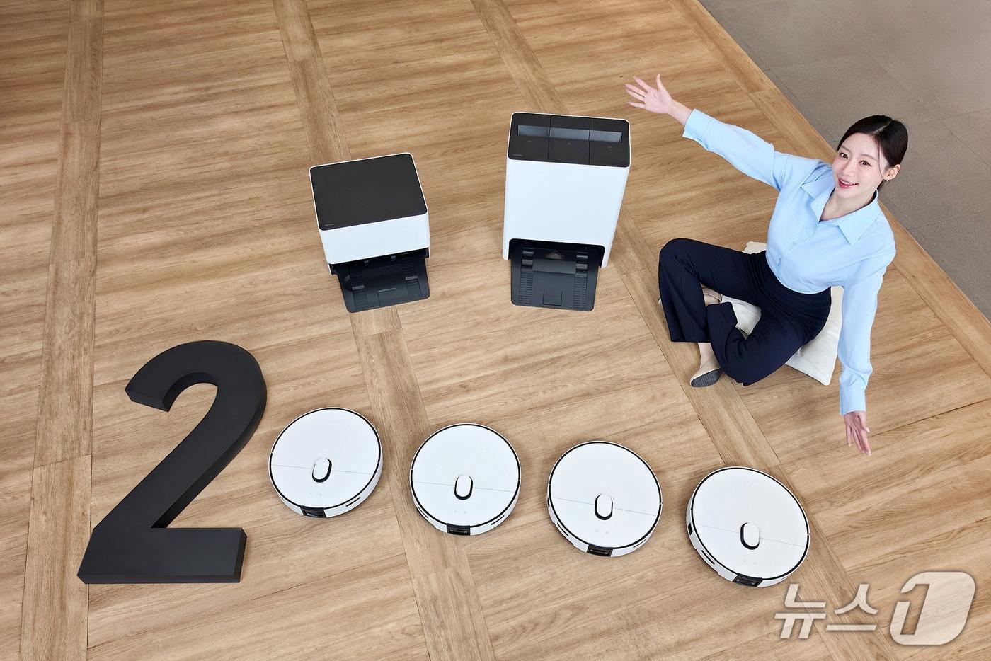본문 이미지 - 삼성전자 모델이 월 판매량 2만 대를 돌파한 '비스포크 AI 스팀'을 소개하고 있다. (사진제공 = 삼성전자) 