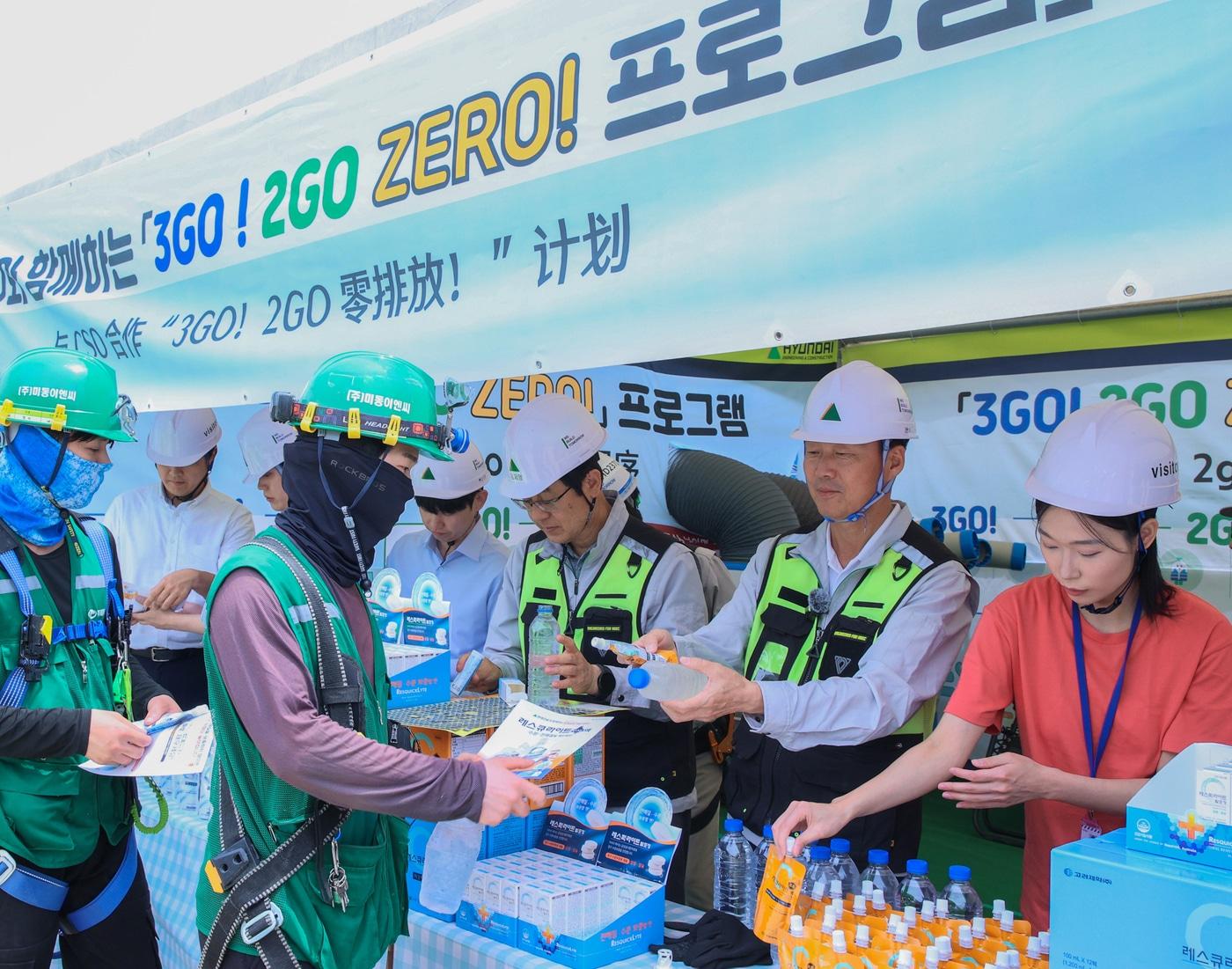 본문 이미지 - 인천 서구에 위치한 가좌 테크센터 현장에서 신재점 현대건설 CSO가 온열질환 예방 프로그램의 일환으로 근로자들에게 시원한 음료와 전해질 보충제를 전달하고 있다. (현대건설 제공)
