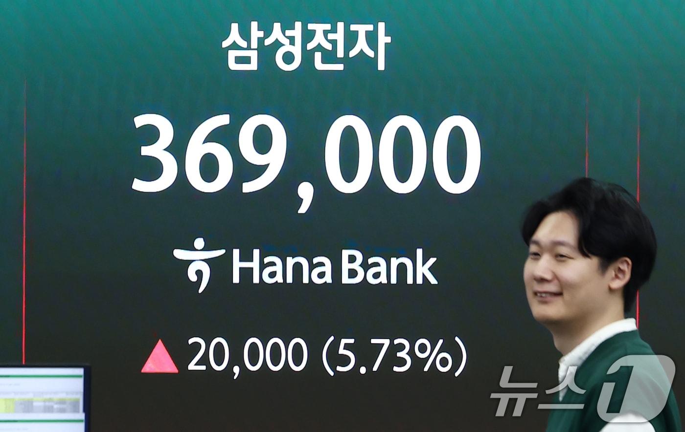 본문 이미지 - 코스피가 전 거래일(8788.38)보다 94.81포인트(1.08%) 상승한 8883.19에 출발한 2일 오전 서울 중구 하나은행 본점 딜링룸 전광판에 삼성전자 지수가 나오고 있다. 2026.6.2 ⓒ 뉴스1 김민지 기자