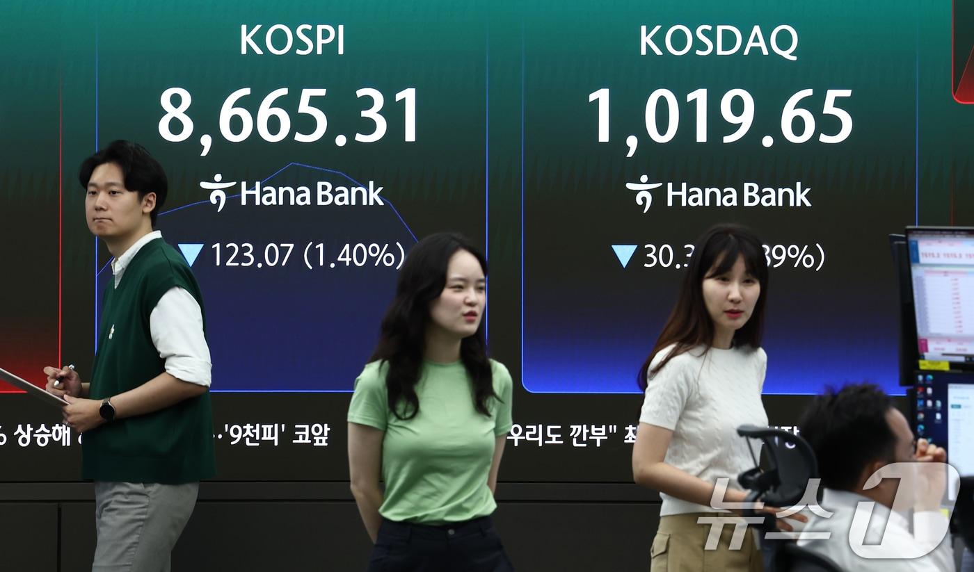 본문 이미지 - 코스피가 전 거래일(8788.38)보다 94.81포인트(1.08%) 상승한 8883.19에 출발한 2일 오전 서울 중구 하나은행 본점 딜링룸 전광판에 코스피, 코스닥 지수가 나오고 있다. 2026.6.2 ⓒ 뉴스1 김민지 기자
