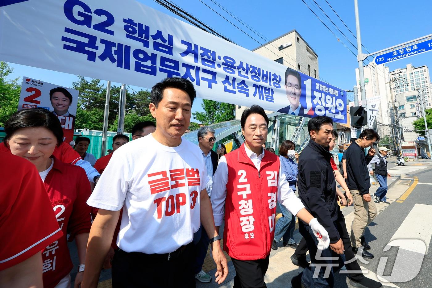 본문 이미지 - 오세훈 국민의힘 서울시장 후보가 2일 오전 서울시 용산구 효창공원역 앞에서 대국민 호소문 발표 후 순회 유세를 위해 이동하고 있다. 2026.6.2 ⓒ 뉴스1 박정호 기자