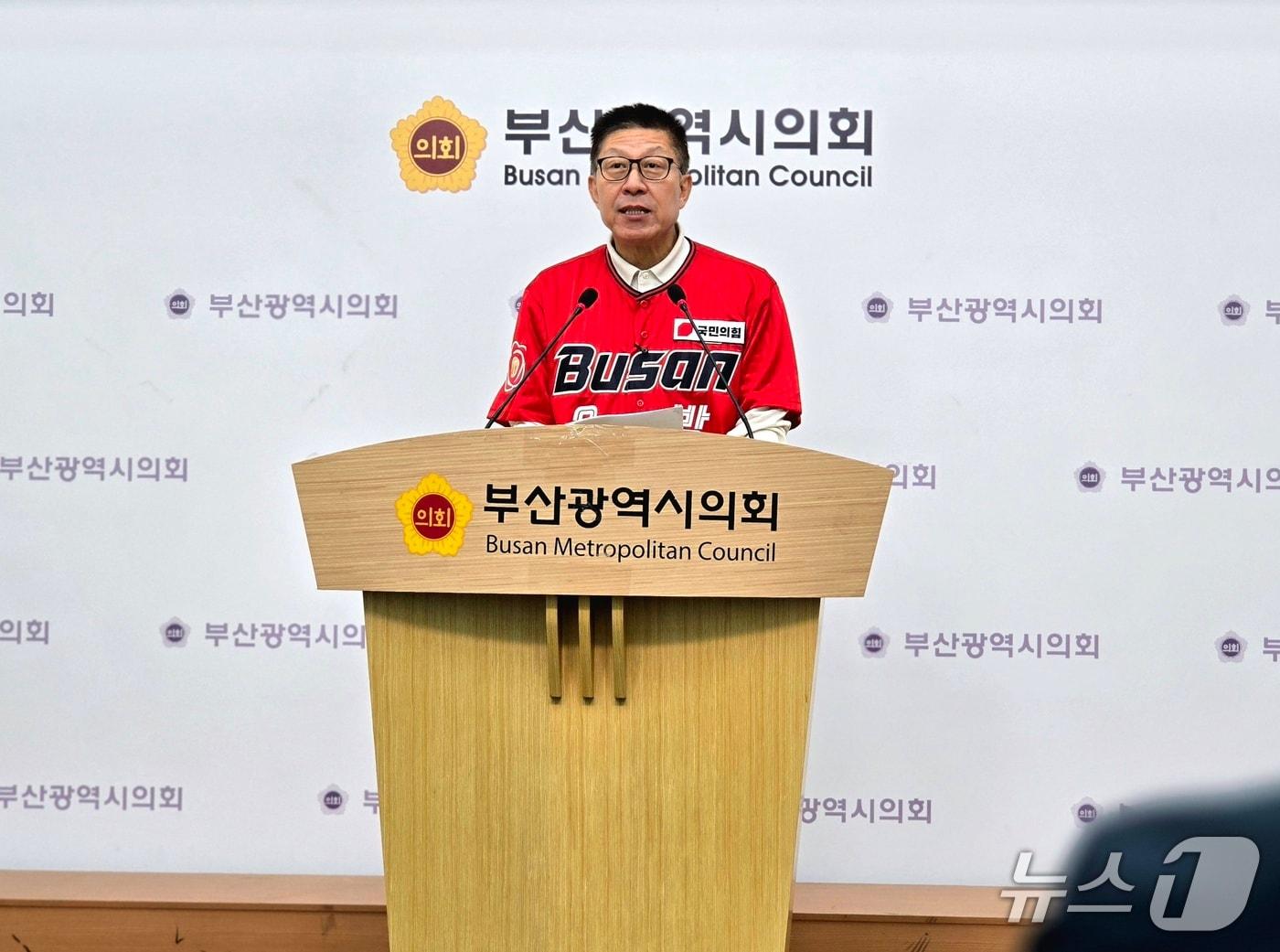 본문 이미지 - 박형준 국민의힘 부산시장 후보는 지방선거를 하루 앞둔 2일 부산시의회에서 기자회견을 갖고 선거운동 기간의 소회를 밝히는 한편, 부산의 지속적인 발전을 위해 지지를 보내달라고 호소하고 있다.2026.6.2 ⓒ 뉴스1 이주현 기자