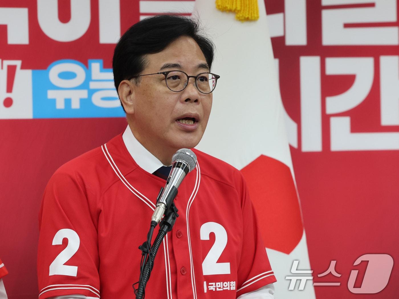 본문 이미지 - 송언석 국민의힘 원내대표가 2일 오전 서울 여의도 국회에서 2030 청년 투표참여 호소문을 발표하고 있다. 2026.6.2 ⓒ 뉴스1 황기선 기자