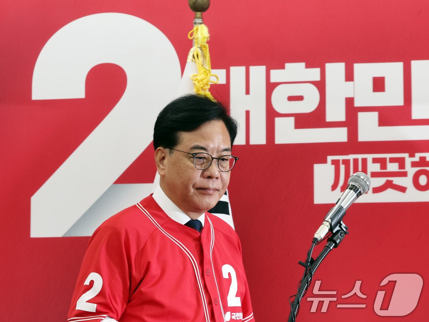 본문 이미지 - 송언석 국민의힘 원내대표가 2일 오전 서울 여의도 국회에서 2030 청년 투표참여 호소문을 발표를 위해 발걸음을 옮기고 있다. 2026.6.2 ⓒ 뉴스1 황기선 기자
