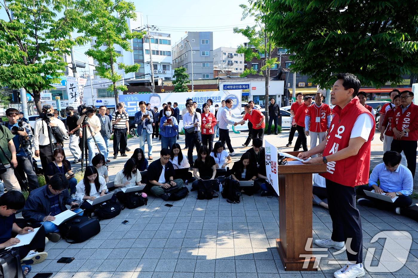 본문 이미지 - 오세훈 국민의힘 서울시장 후보가 2일 오전 서울시 용산구 효창공원역 앞에서 대국민 호소문을 발표하고 있다. 2026.6.2 ⓒ 뉴스1 박정호 기자