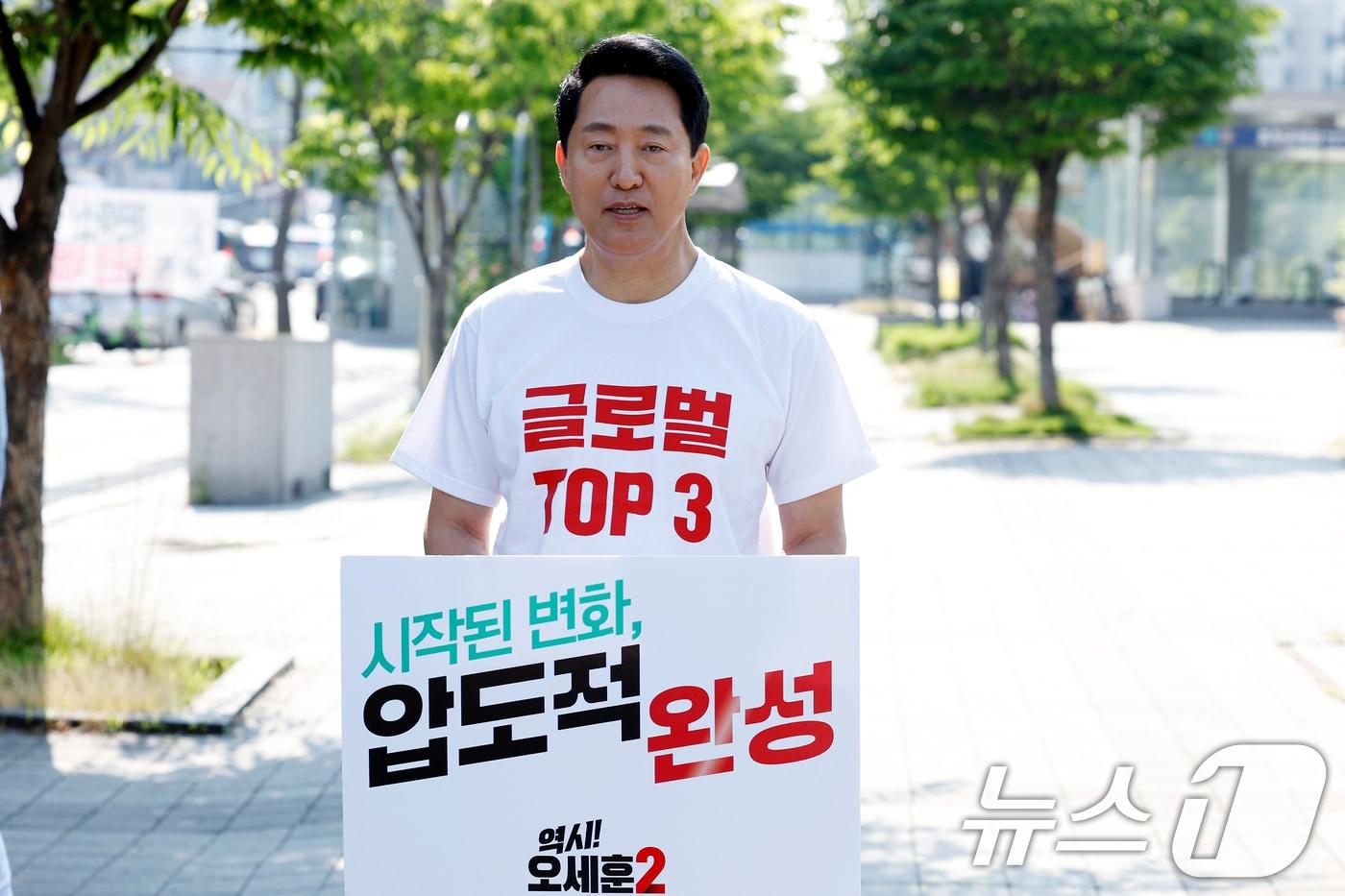 본문 이미지 - 오세훈 국민의힘 서울시장 후보가 2일 오전 서울시 용산구 효창공원역 앞에서 대국민 호소문 발표 후 취재진의 질문에 답하고 있다. 2026.6.2 ⓒ 뉴스1 박정호 기자