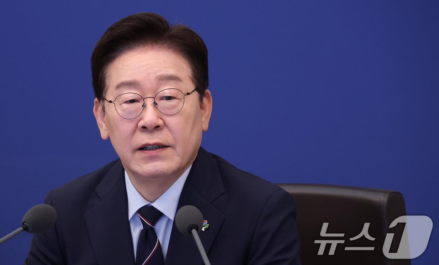 본문 이미지 - 이재명 대통령이 2일 청와대에서 열린 제24회 국무회의 겸 제11차 비상경제점검회의에서 발언을 하고 있다. (청와대통신사진기자단) 2026.6.2 ⓒ 뉴스1 이재명 기자