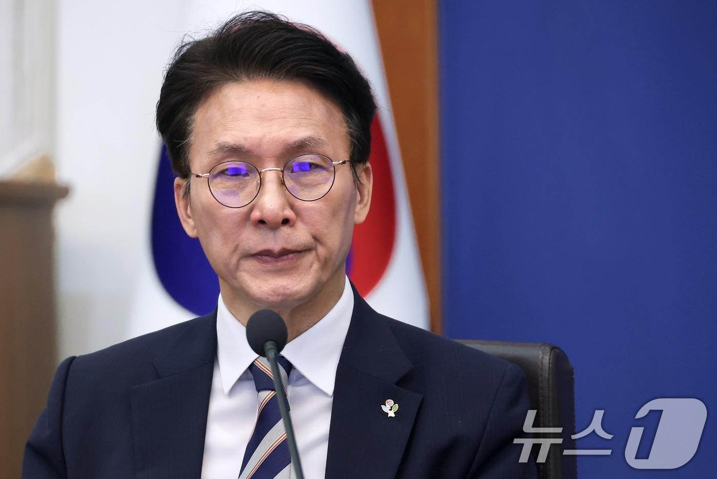 본문 이미지 - 김민석 국무총리가 지난 2일 청와대에서 열린 제24회 국무회의 겸 제11차 비상경제점검회의에서 중동전쟁 관련 비상국정운영 및 대응현황 보고를 듣고 있다. (청와대통신사진기자단) 2026.6.2 ⓒ 뉴스1 이재명 기자