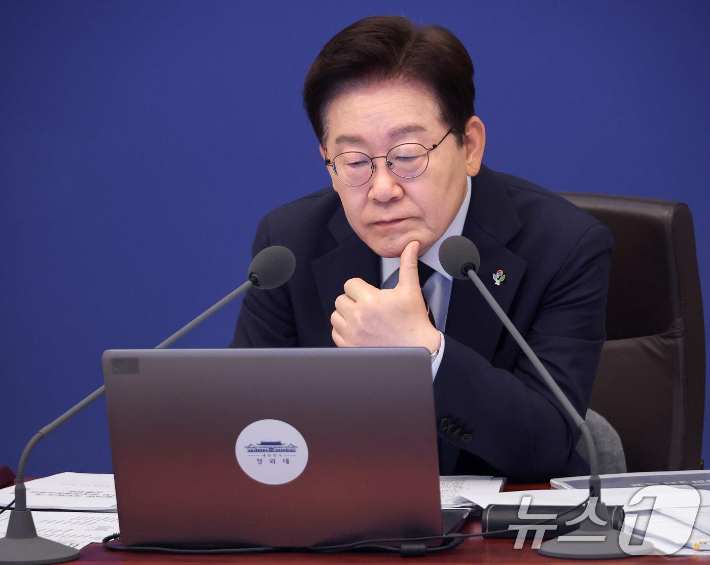본문 이미지 - 이재명 대통령이 2일 청와대에서 열린 제24회 국무회의 겸 제11차 비상경제점검회의에서 중동전쟁 관련 비상국정운영 및 대응현황 보고를 듣고 있다. (청와대통신사진기자단) 2026.6.2 ⓒ 뉴스1 이재명 기자