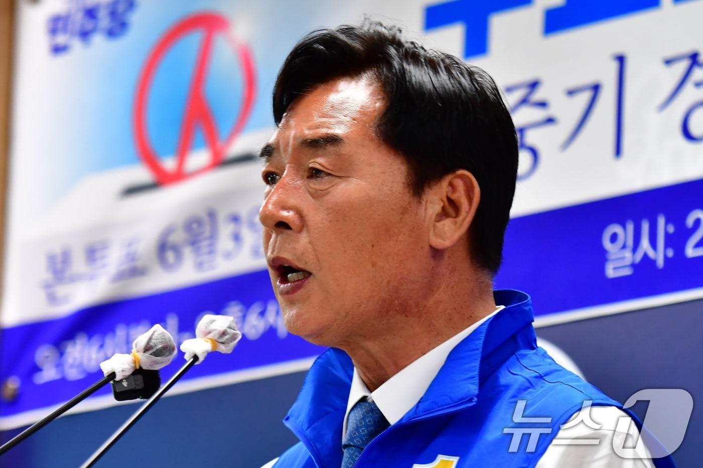 본문 이미지 - 오중기 더불어민주당 경북지사후보가 2일 포항시청에서 기자회견을 열어 "새로운 경북 건설을 위해 중앙정부와 협력하고 민생 경제를 살리겠다"며 지지를 호소했다. 2026.6.2 ⓒ 뉴스1 최창호 기자