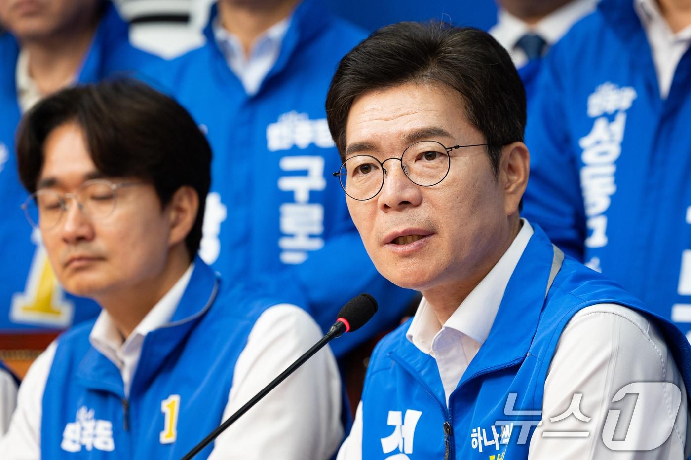 본문 이미지 - 정원오 더불어민주당 서울시장 후보와 서울 구청장 후보들이 6·3 지방선거 본투표를 하루 앞둔 2일 서울 여의도 국회에서 합동 기자회견을 열고 유권자들의 투표 참여를 호소하고 있다. 2026.6.2 ⓒ 뉴스1 유승관 기자