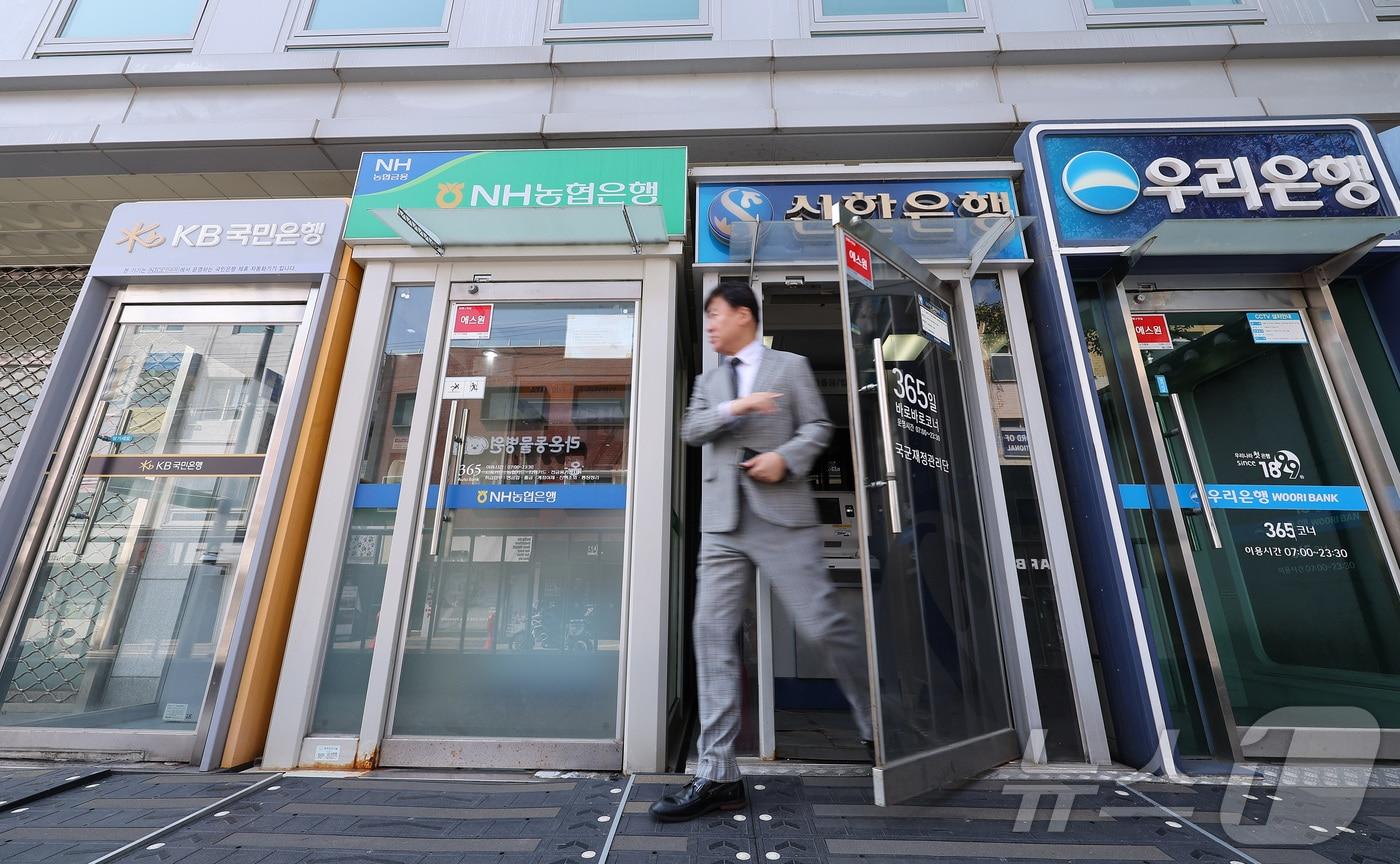 본문 이미지 - 서울 시내 시중은행 ATM기기 모습. 2026.6.2 ⓒ 뉴스1 김성진 기자