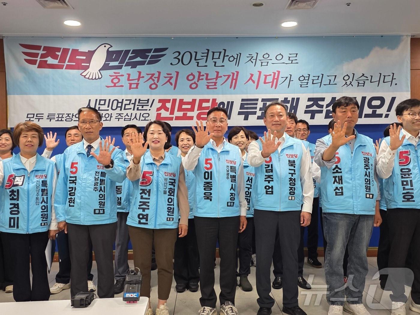 본문 이미지 - 진보당 광주 지방선거 후보들이 2일 광주시의회에서 기자회견을 갖고 손바닥을 내밀고 지지를 호소하고 있다. ⓒ 뉴스1 서충섭 기자