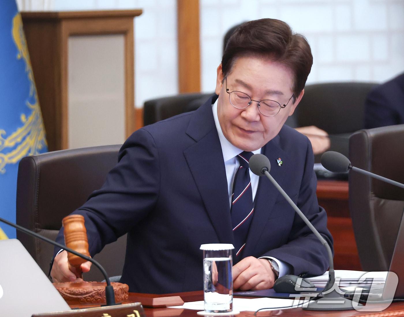 본문 이미지 - 이재명 대통령이 2일 청와대에서 열린 제24회 국무회의 겸 제11차 비상경제점검회의에서 의사봉을 두드리고 있다. (청와대통신사진기자단) 2026.6.2 ⓒ 뉴스1 이재명 기자