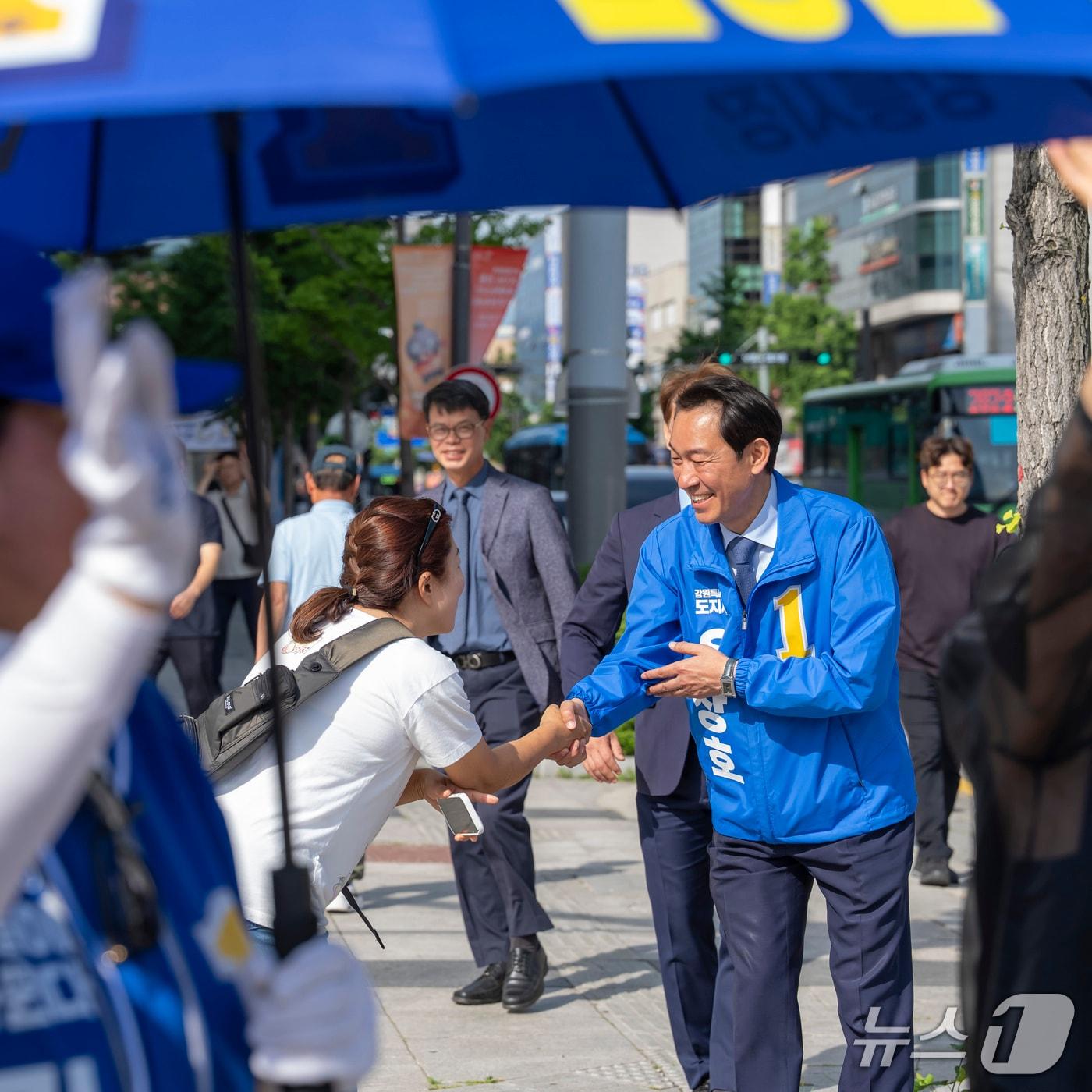 본문 이미지 - 더불어민주당 우상호 강원특별자치도지사 후보가 2일 강릉 옥천오거리에서 출근길 합동 유세를 펼치고 있다.(우상호후보캠프 측 제공. 재판매 및 DB금지)/뉴스1
