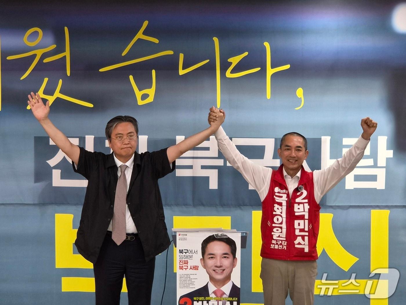 본문 이미지 - 2일 부산 북구갑 국회의원 보궐선거에 출마한 김성근 무소속 후보(왼쪽)가 후보직을 사퇴하고 박민식 국민의힘 후보에게 지지를 선언하고 있다. 2026.6.2/뉴스1 ⓒ News1 임순택 기자