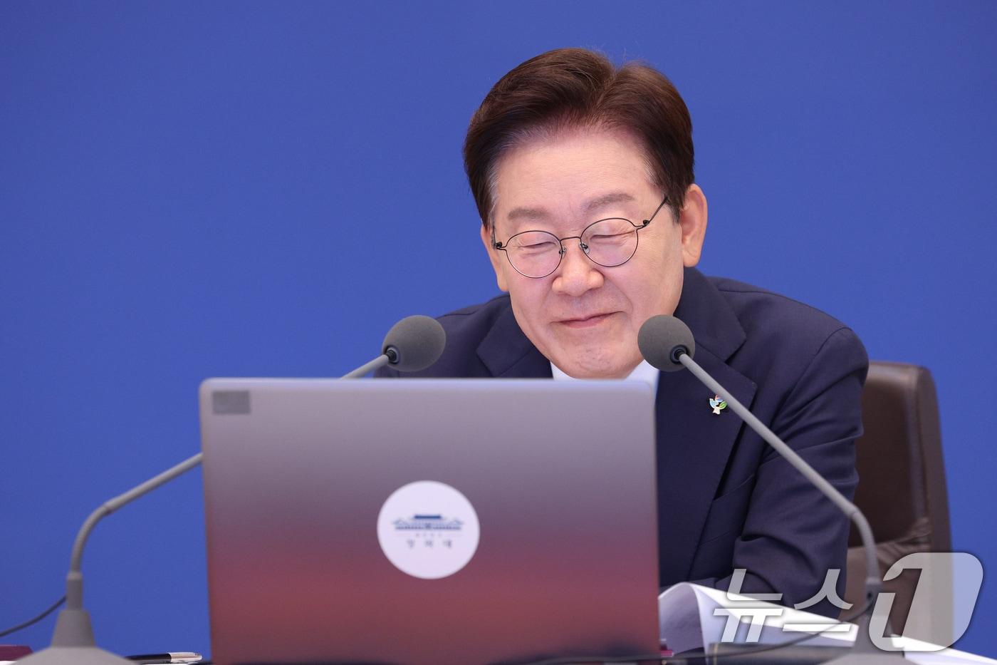 본문 이미지 - 이재명 대통령이 2일 청와대에서 열린 국무회의 겸 비상경제점검회의에서 자료를 보고 있다. (청와대통신사진기자단) 2026.6.2 ⓒ 뉴스1 허경 기자