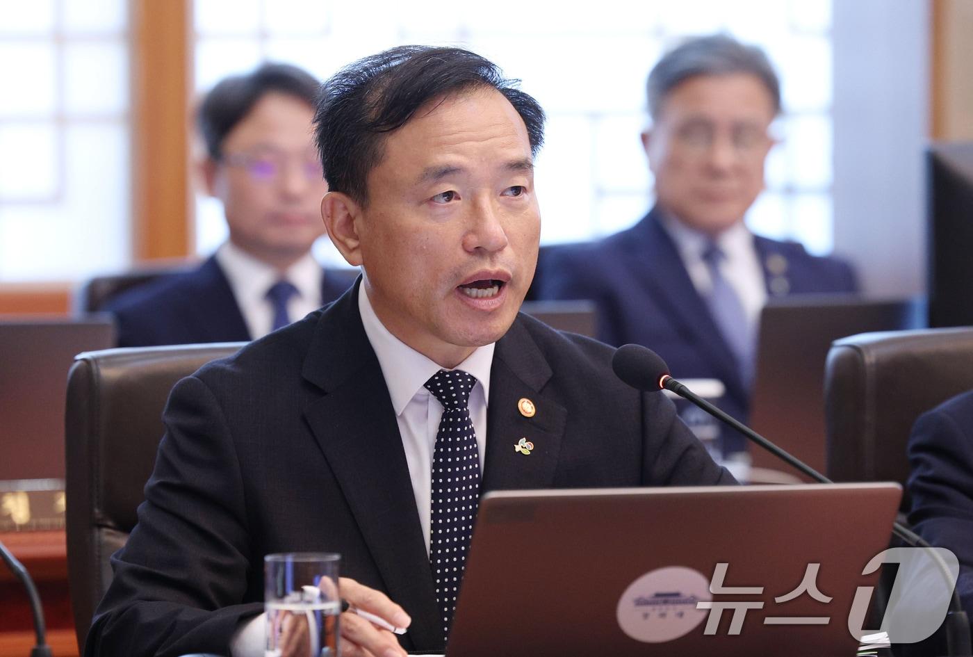 본문 이미지 - 김종철 방송미디어통신위원장이 2일 청와대에서 열린 국무회의 겸 비상경제점검회의에서 업무보고를 하고 있다. (청와대통신사진기자단) 2026.6.2 ⓒ 뉴스1 허경 기자