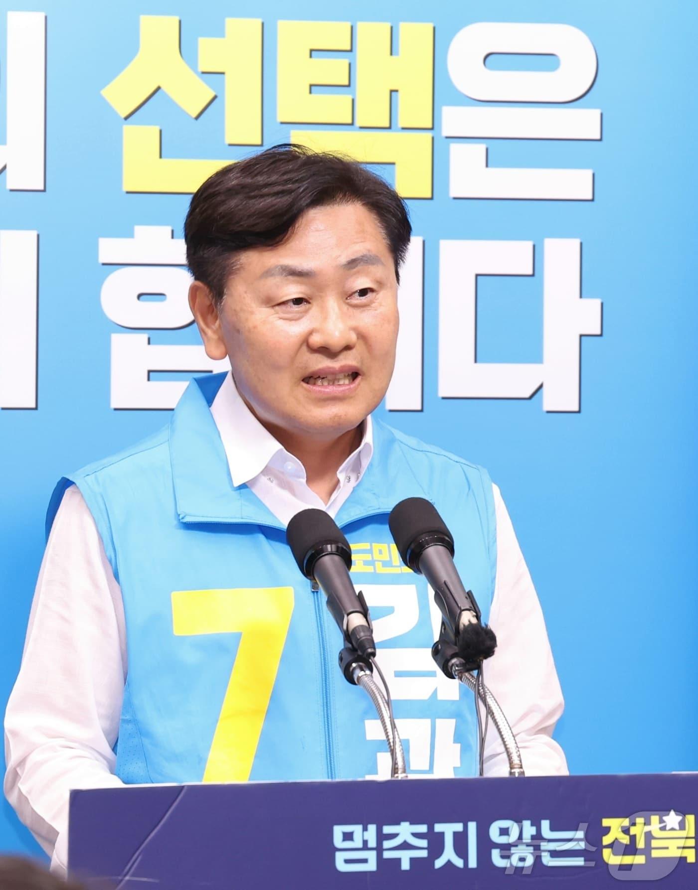 본문 이미지 - 김관영 무소속 전북도지사 후보가 2일 전북 전주시 전북특별자치도의회에서 기자회견을 열고 지지를 호소하고 있다. ⓒ 뉴스1 유경석 기자