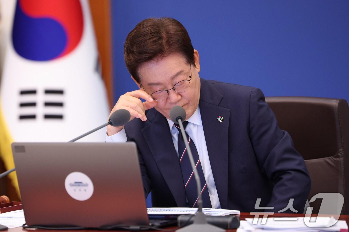 본문 이미지 - 이재명 대통령이 2일 청와대에서 열린 국무회의 겸 비상경제점검회의에서 자료를 보고 있다. (청와대통신사진기자단) 2026.6.2 ⓒ 뉴스1 허경 기자