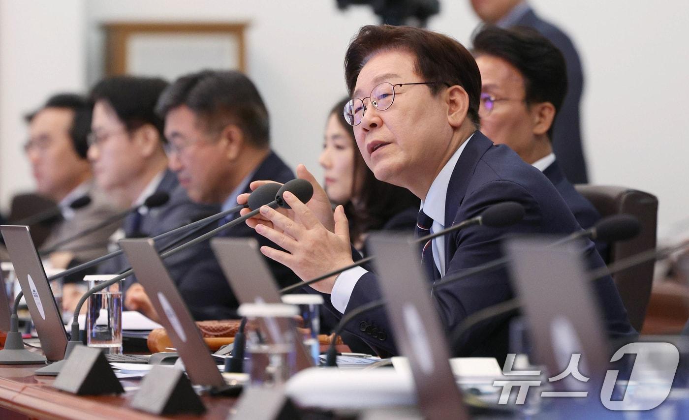 본문 이미지 - 이재명 대통령이 2일 청와대에서 열린 국무회의 겸 비상경제점검회의에서 발언하고 있다. (청와대통신사진기자단) 2026.6.2 ⓒ 뉴스1 허경 기자