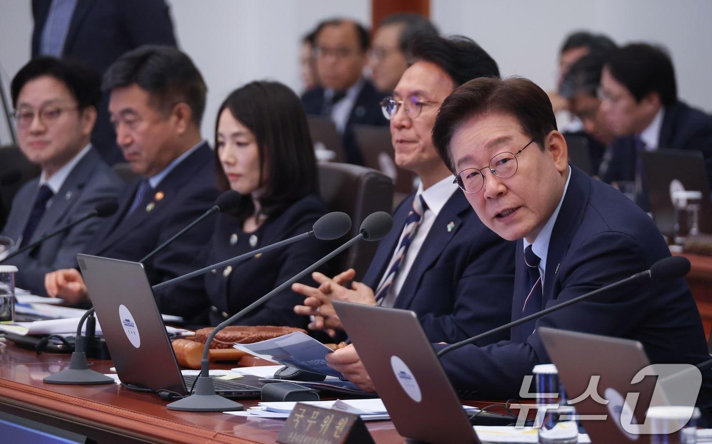 본문 이미지 - 이재명 대통령이 2일 청와대에서 열린 제24회 국무회의 겸 제11차 비상경제점검회의에서 발언을 하고 있다. (청와대통신사진기자단) 2026.6.2 ⓒ 뉴스1 이재명 기자