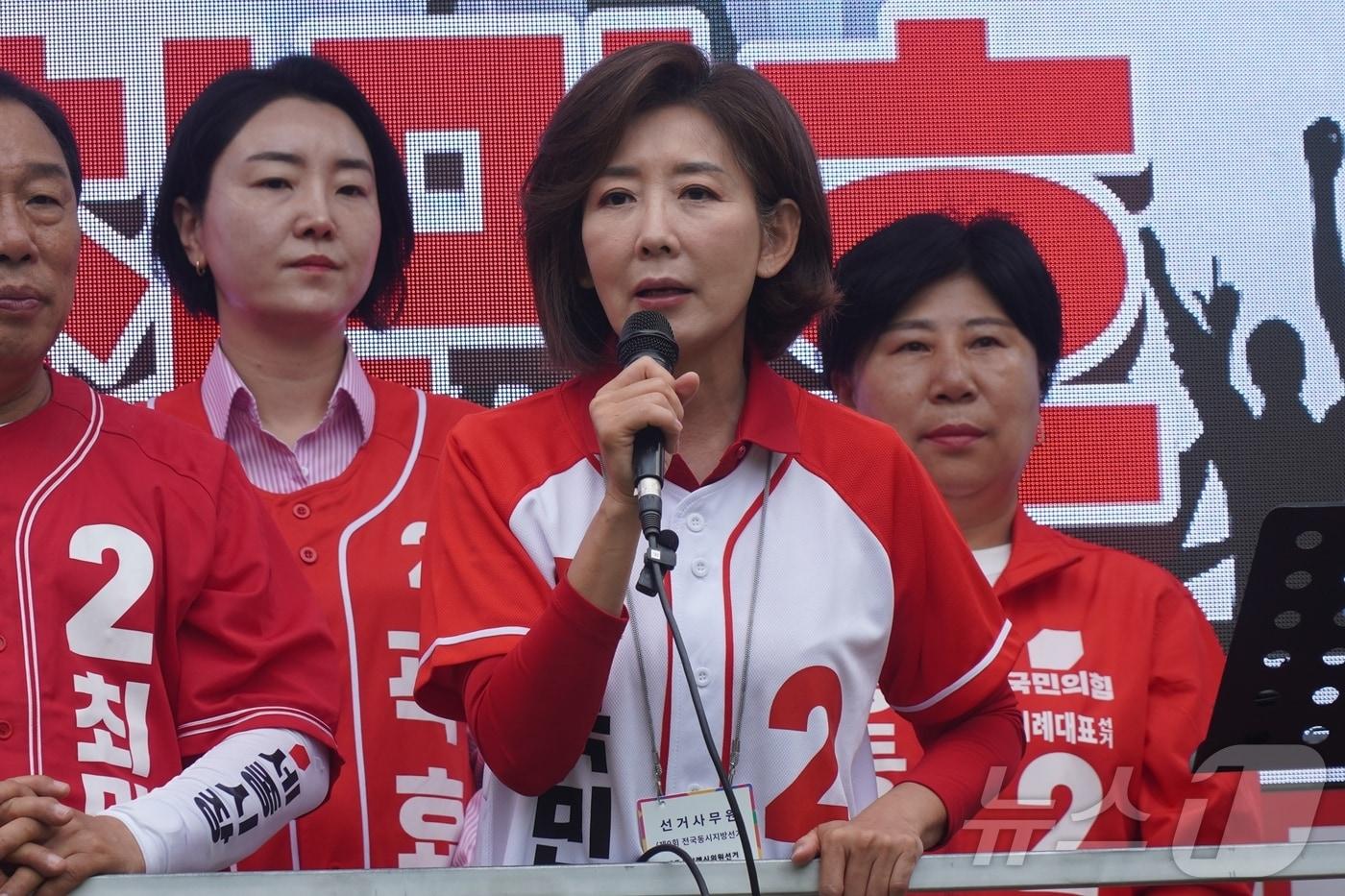 본문 이미지 - 국민의힘 나경원 의원이 2일 오전 세종 한솔동 세종보에서 최민호 세종시장 후보 지원 유세를 하고 있다.2026.6.2/뉴스1 장동열 기자