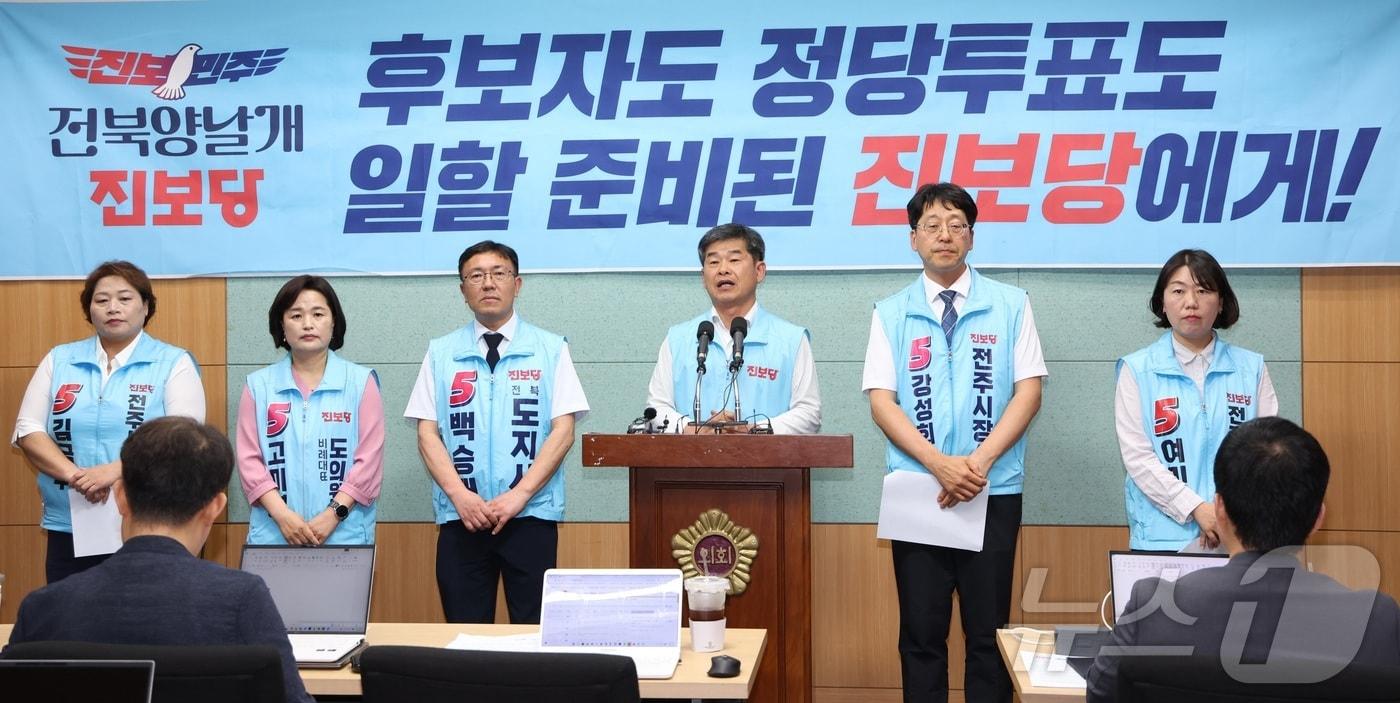 본문 이미지 - 전권희 진보당 전북도당위원장을 비롯한 전북지역 후보들이 2일 전북 전주시 전북특별자치도의회에서 기자회견을 열고 지지를 호소하고 있다. ⓒ 뉴스1 유경석 기자