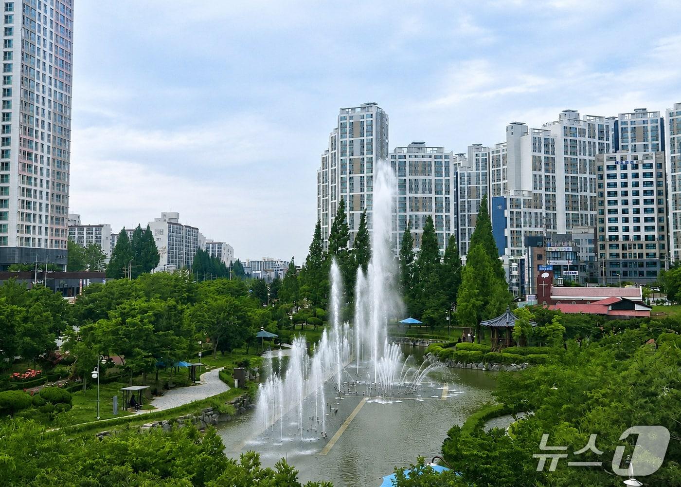 본문 이미지 - 시원한 물줄기를 뿜어내는 전북 익산시 중앙체육공원 분수대.(익산시 제공. 재판매 및 DB 금지)