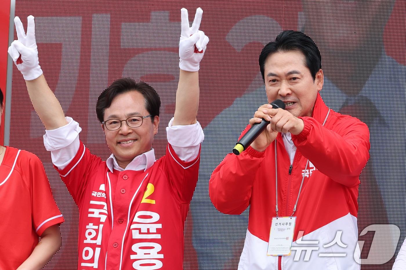 본문 이미지 - 장동혁 국민의힘 대표가 2일 충남 청양군 청양재래시장을 찾아 윤용근 충남 공주시부여군청양군 국회의원 후보, 김홍열 청양군수 후보 지지를 호소하고 있다. 2026.6.2 ⓒ 뉴스1 신웅수 기자