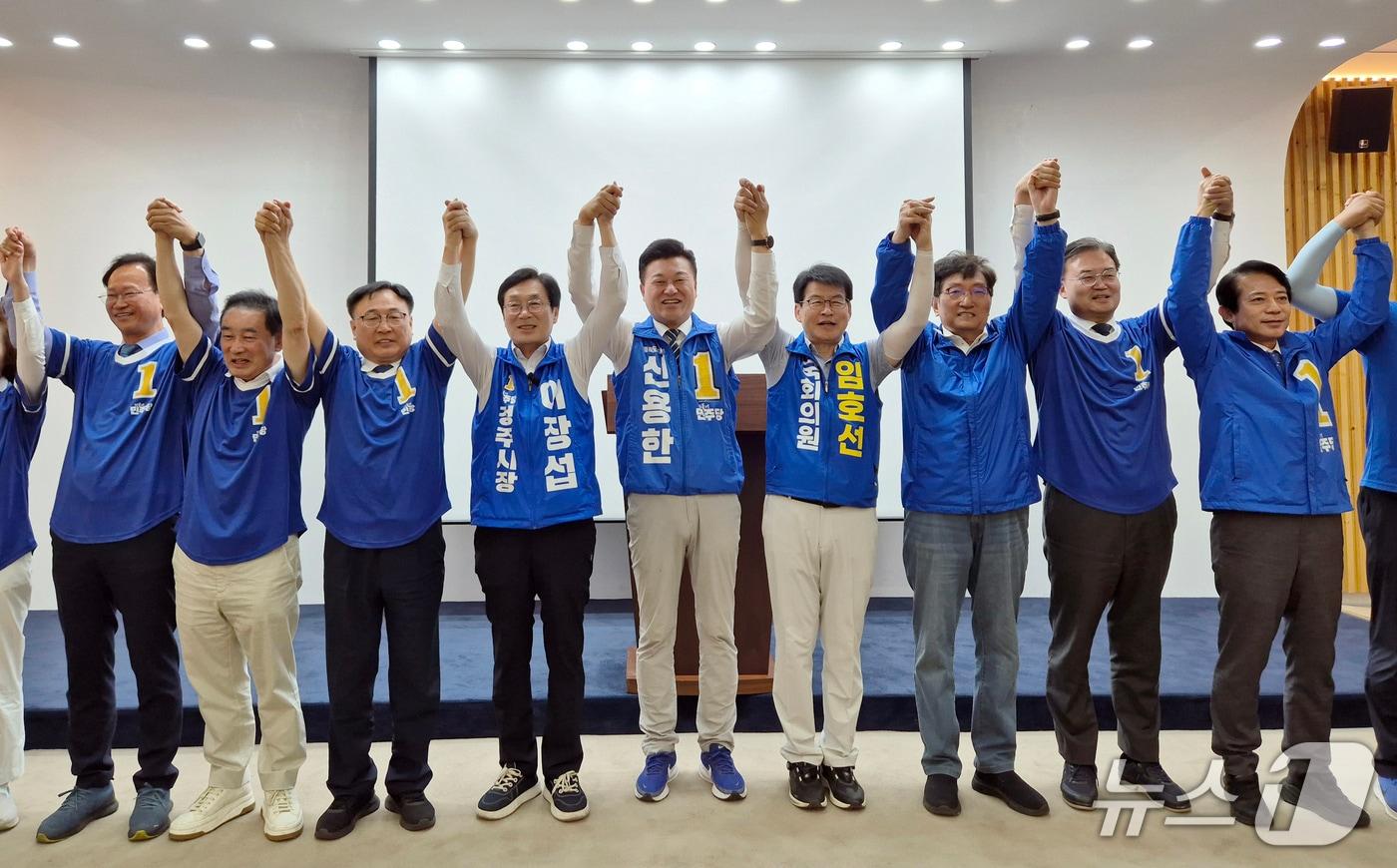 본문 이미지 - 더불어민주당 충북도당이 2일 오전 도청 브리핑룸에서 합동 기자회견을 열어 투표 참여와 마지막 지지를 호소하고 있다. 이날 회견에는 신용한 충북지사 후보와 이장섭 청주시장 후보, 광역기초의원 후보, 임호선·노영민 충북도당 상임선대위원장, 이광희·이연희·이강일·송재봉·송기섭 공동선대위원장 등이 참석했다. 2026.6.2/뉴스1