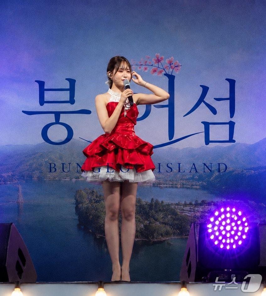 본문 이미지 - 미스트롯으로 잘 알려진 가수 김다연이 부르는 '붕어섬'가 첫 선을 보였다. 이 곡은 전북 임실군 옥정호에 소재한 붕어섬을 홍보하는 가요다.(임실군제공. 재판매 및 DB금지)2026.6.2/뉴스1