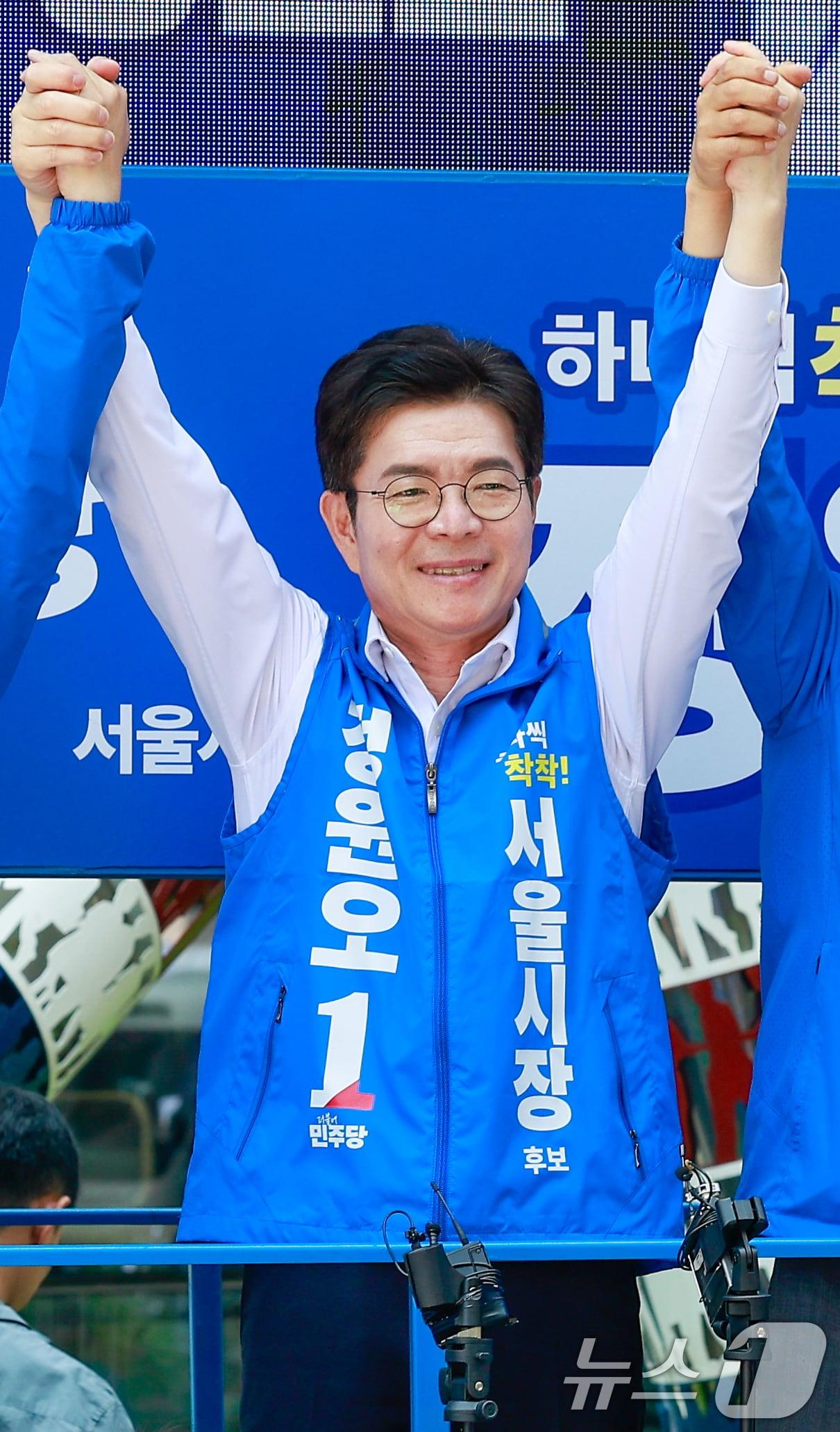 본문 이미지 - 정원오 더불어민주당 서울시장 후보가 제9회 전국동시지방선거일을 하루 앞둔 2일 서울 영등포구 여의도우체국 앞에서 집중유세를 마친 뒤 인사하고 있다. 2026.6.2 ⓒ 뉴스1 안은나 기자
