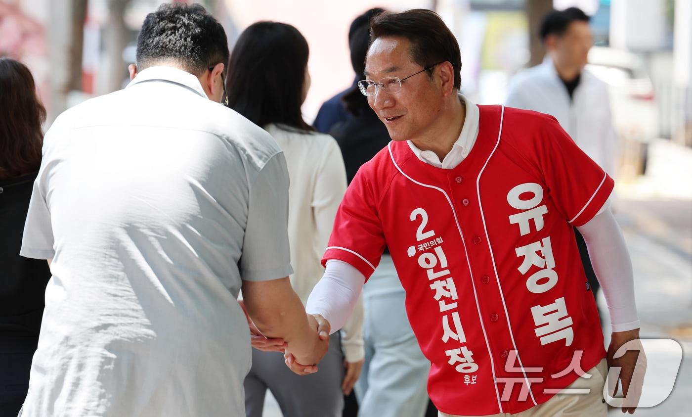 본문 이미지 - 유정복 국민의힘 인천시장 후보가 제9회 전국동시지방선거를 하루 앞둔 2일 인천 남동구 구월동을 찾아 시민들과 인사를 나누고 있다. (공동취재) 2026.6.2 ⓒ 뉴스1 이호윤 기자